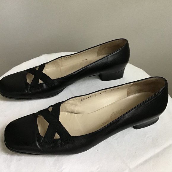 SALVATORE FERRAGAMO 1" Heel Black Dress Pump 8.5 M - Picture 2 of 6